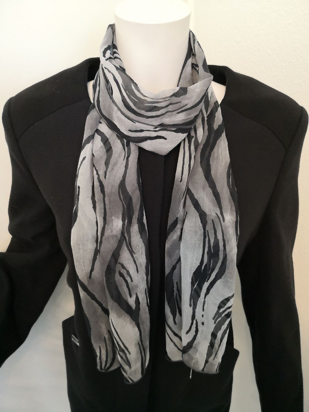 Foulard & Sciarpe: 🤩SCHAL ZEBRA-PRINT GRAU-SCHWARZ – Usato da Olten venduto da Naja-Twins-Twins 1