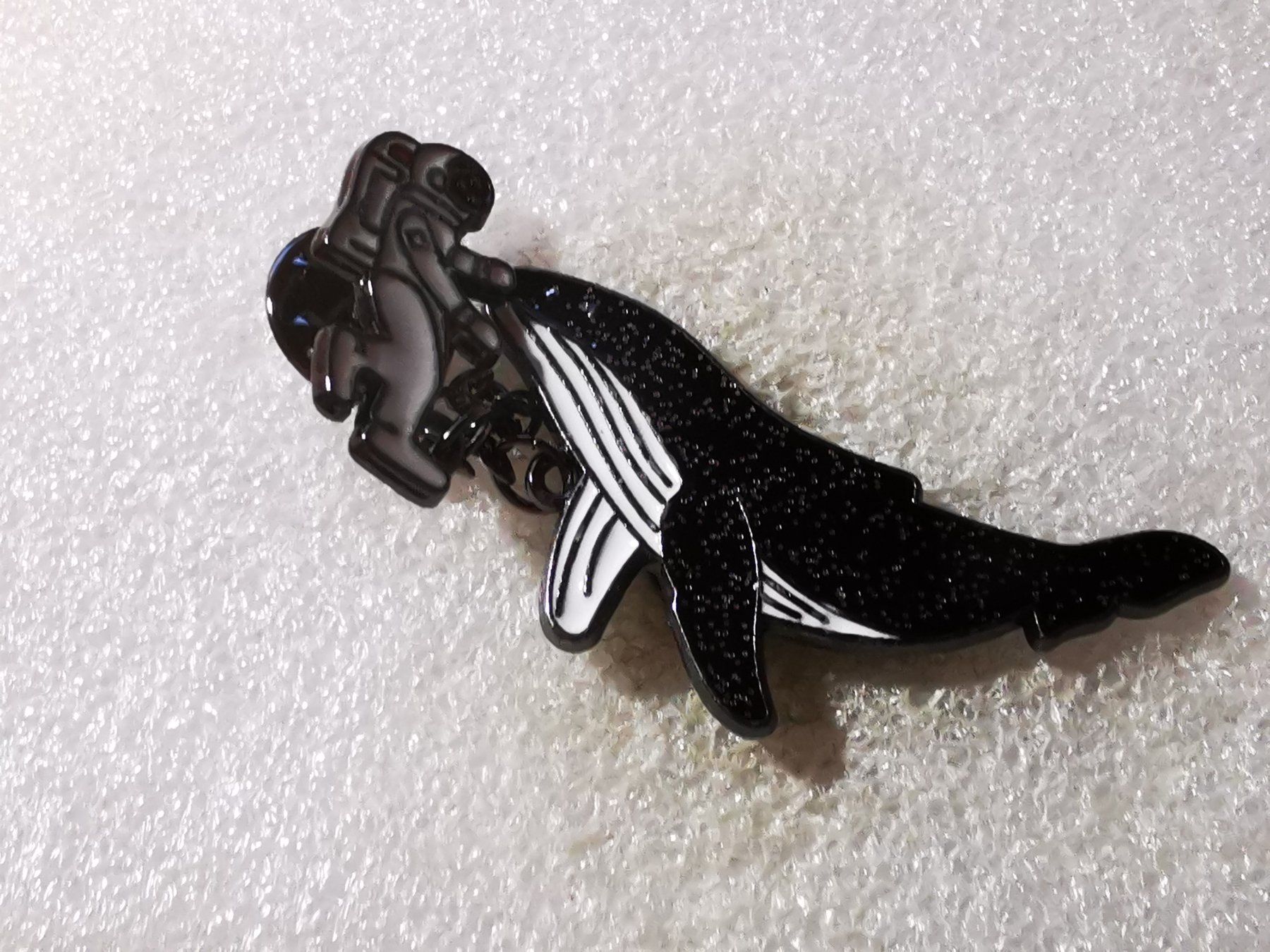 Placchette & Badge: Ansteckpin 104: Doppelpin Astronaut und Wal – Usato da Oppligen venduto da Pin-Fall-Shop