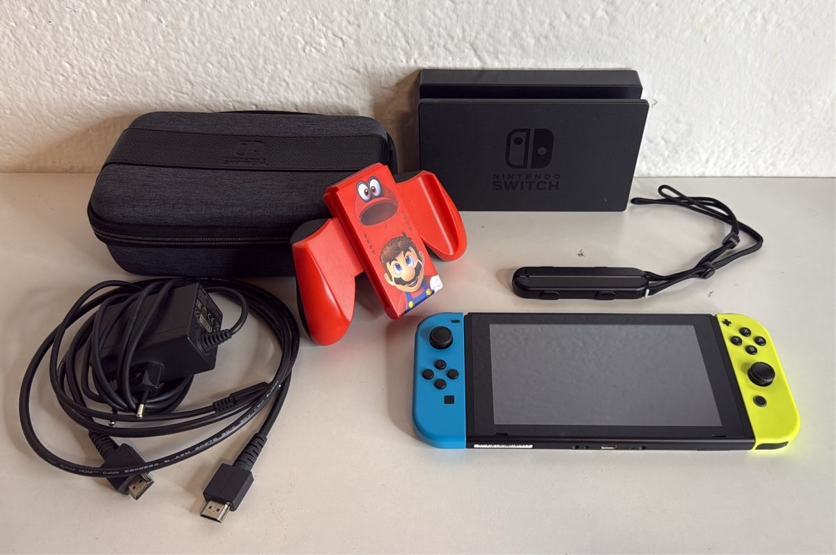 Nintendo Konsolen: Nintendo Switch Console with Accessories 🎮 – Gebraucht aus Ehrendingen von bubulence
