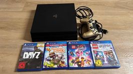 Playstation 4 (PS4) mit einem Controller und 4 Spielen