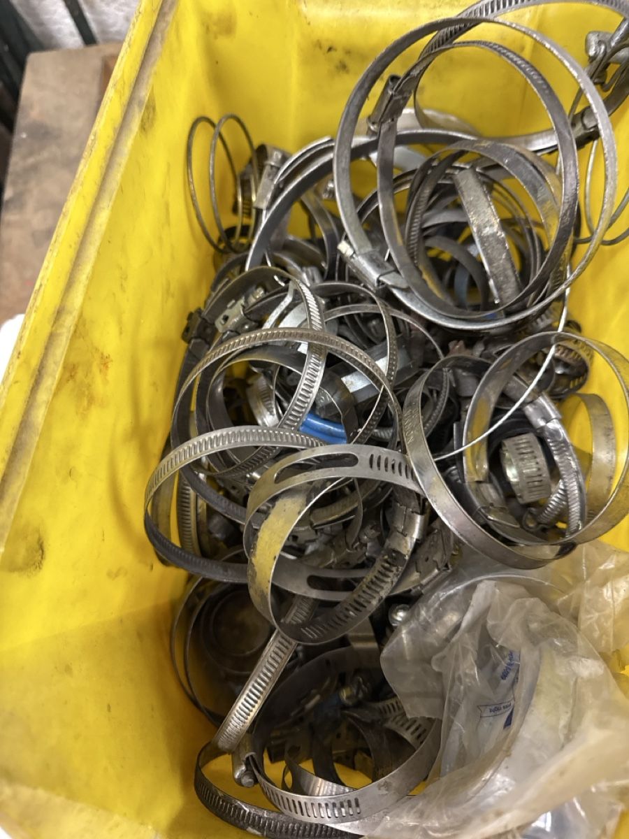 Accessori per altri veicoli: Kiste voll mit Schlauchschellen – Usato da Meienberg venduto da sony252