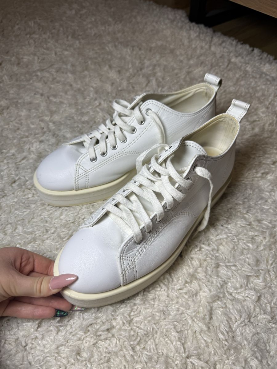 Comme Des Garcons Scarpe da donna: Comme des Garçons White Sneakers Size 39 – Usato da Melide venduto da Risseiler
