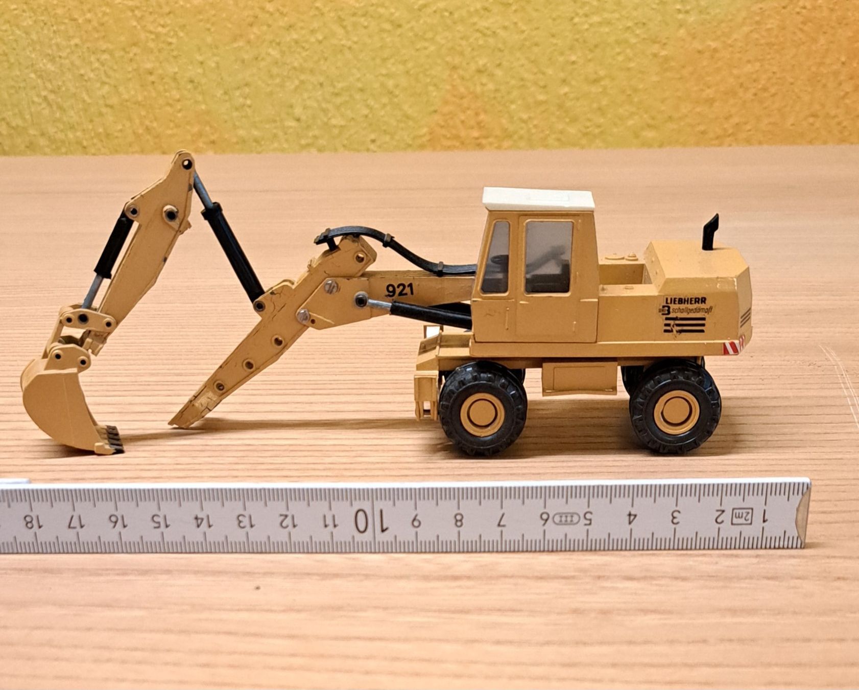Liebherr Kit di modellismo & Modellini statici: Liebherr Bau Bagger  Modell 921 / Defekt – Difettoso da Dietlikon venduto da kosta.katoglou 1