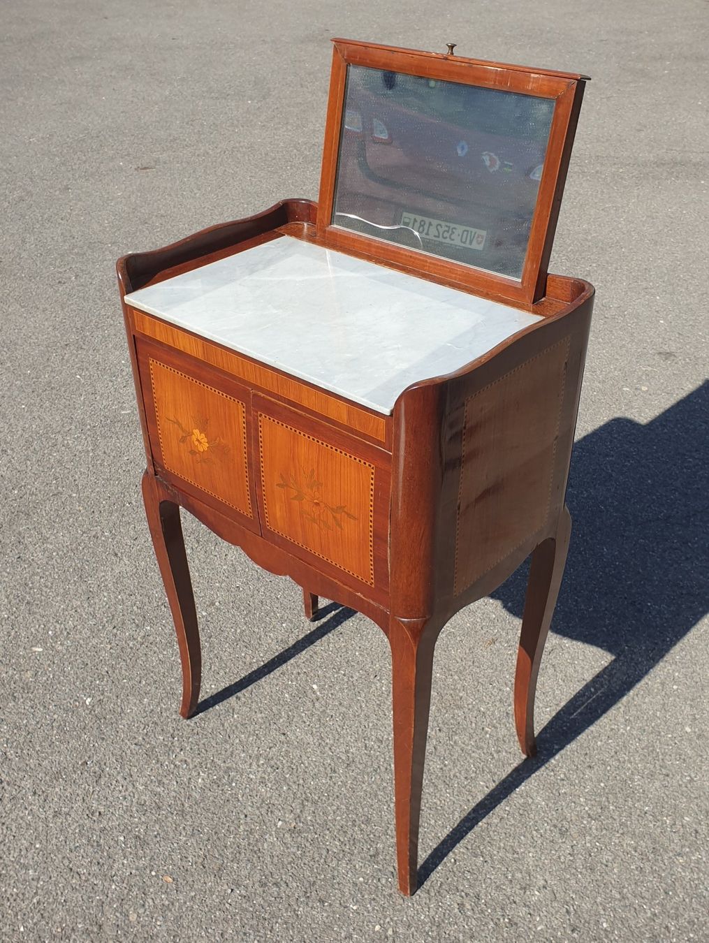Tavoli da trucco: Petite coiffeuse / chevet style Louis XV – Usato da Lausanne venduto da eamescharly 1