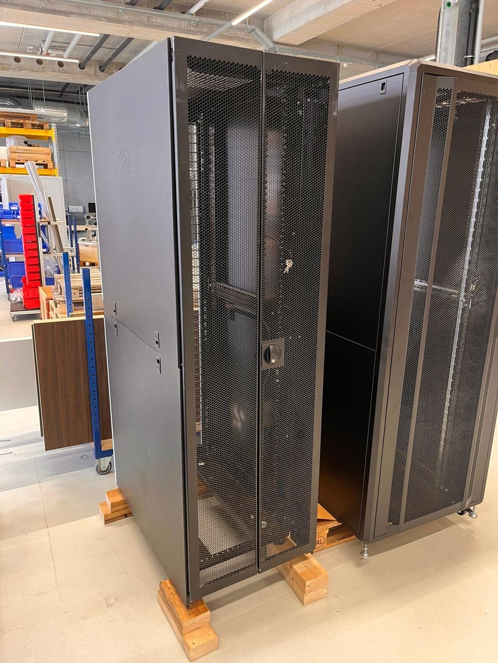 Dell Racks & Ständer: Server Rack Dell Höhe 200cm – Gebraucht aus Winterthur von kaksie