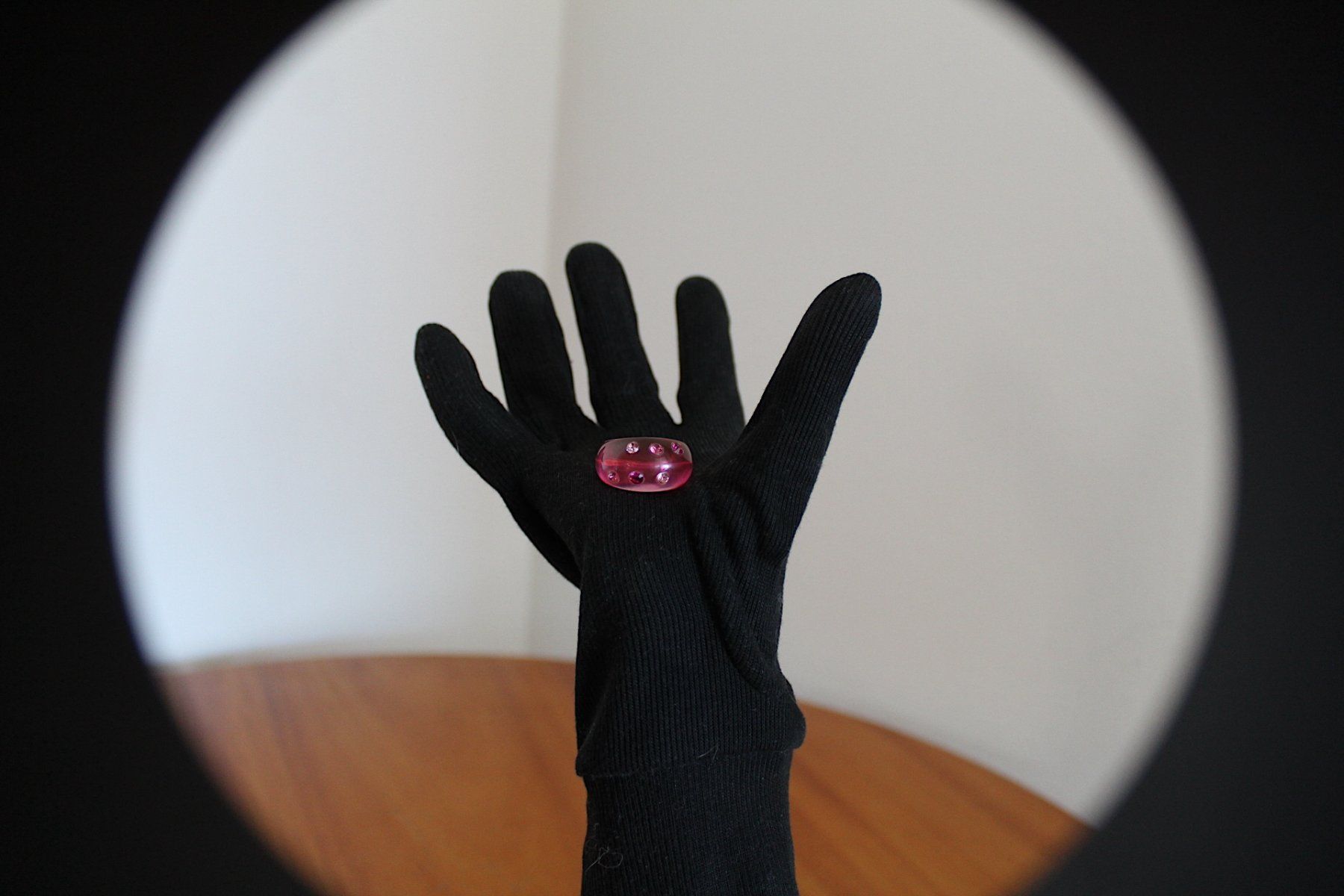 Anelli: Kunststoff Ring mit Strasssteine , Gr. 58-18.5 – Usato da Locarno venduto da madame-tus-sauds