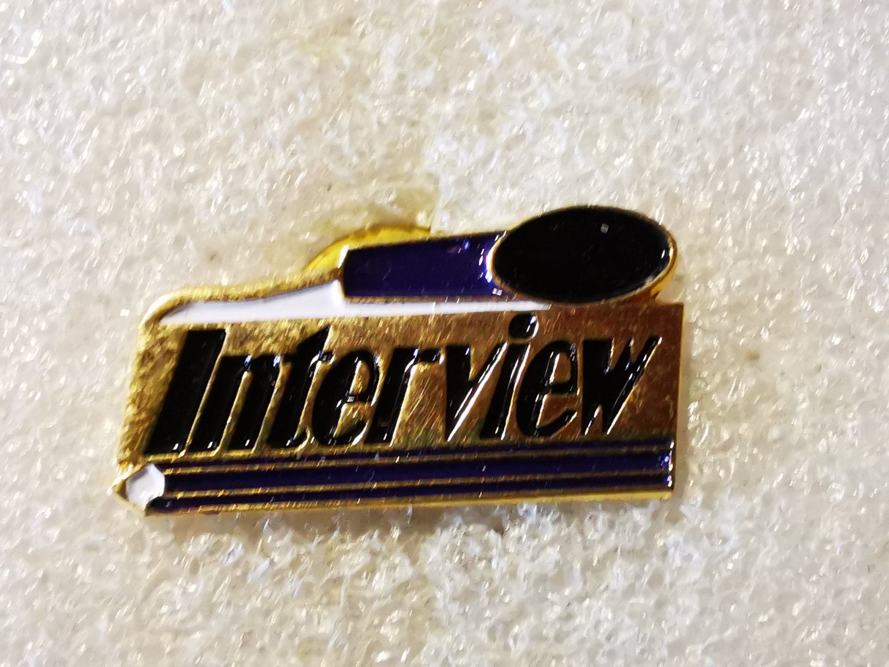 Plaketten & Abzeichen: Ansteckpin 74: Interview – Gebraucht aus Oppligen von Pin-Fall-Shop