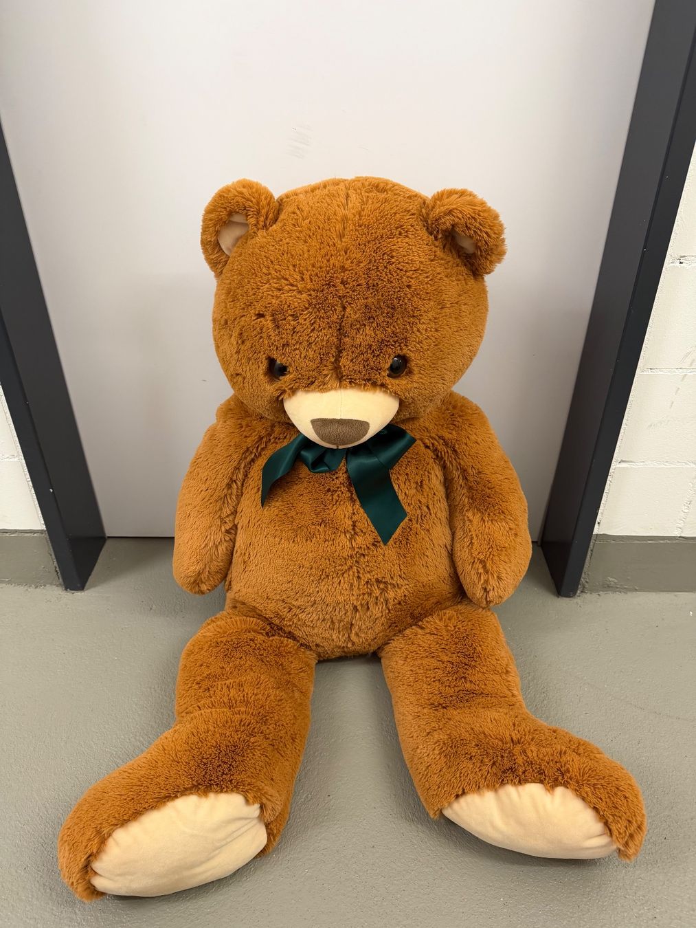 Manor Giocattoli: SHANGHAI BEAR HUGS Bär Braun, 110cm – Nuovo (secondo la descrizione) da Wetzikon ZH venduto da speedmas 1