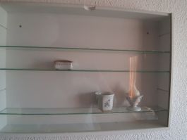 Hübsche Vitrine weiss / Glas / für Wandmontage