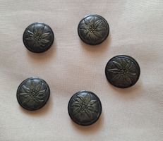 5 Stück Knöpfe Olivgrün marmoriert mit Edelweiss, 22 mm.