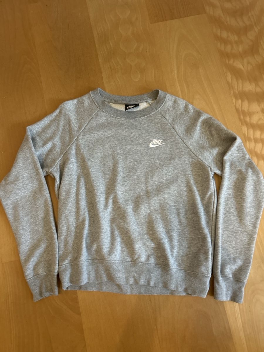 Nike Pullover & Sweatshirts: Nike Pulli grau S – Gebraucht aus Triesenberg von miauuu19