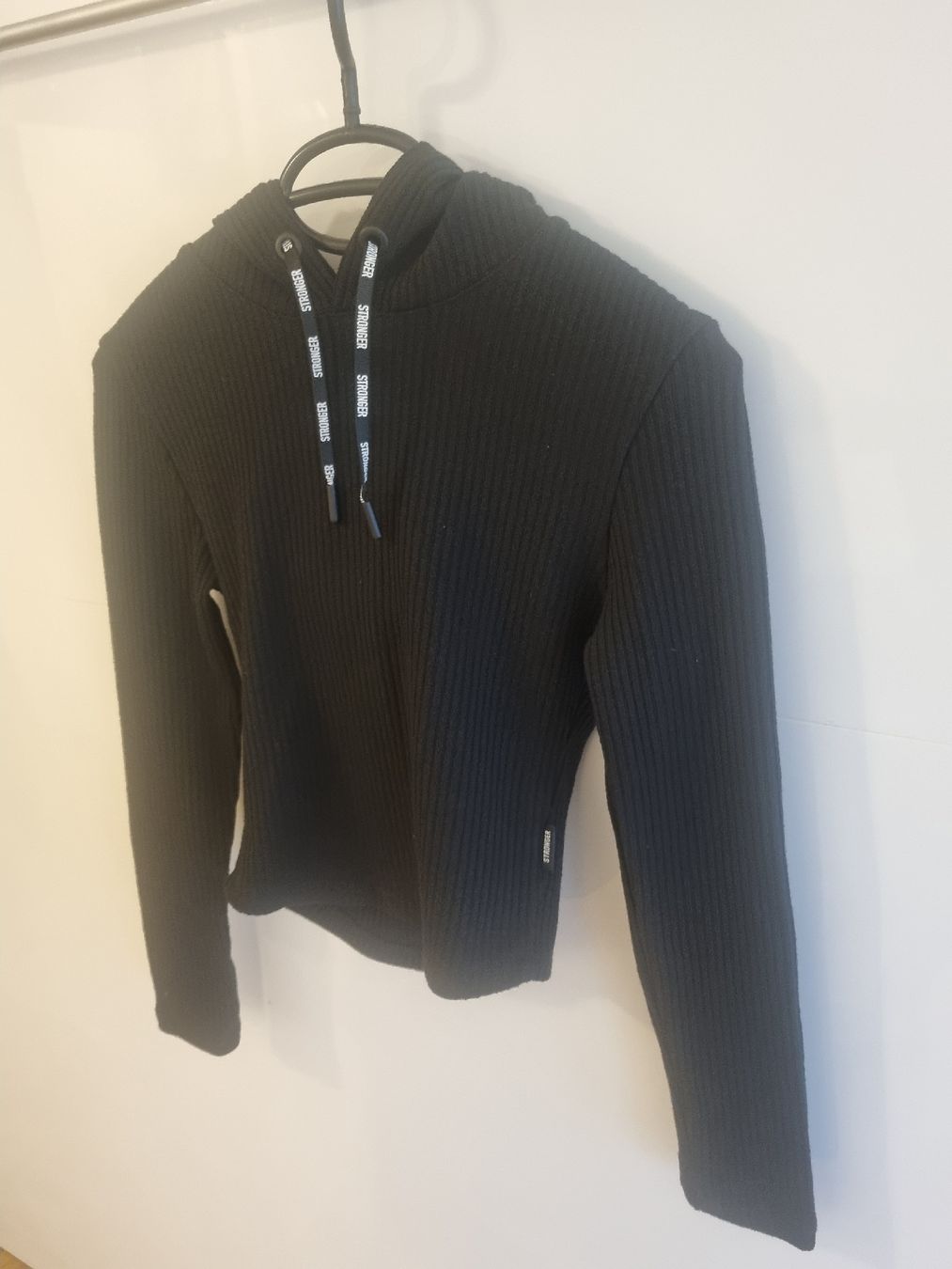 Maglioni & Felpe: Schwarzer Kapuzenpullover von Stronger, Grösse S – Nuovo (secondo la descrizione) da Thalwil venduto da Tigerlily1992 2