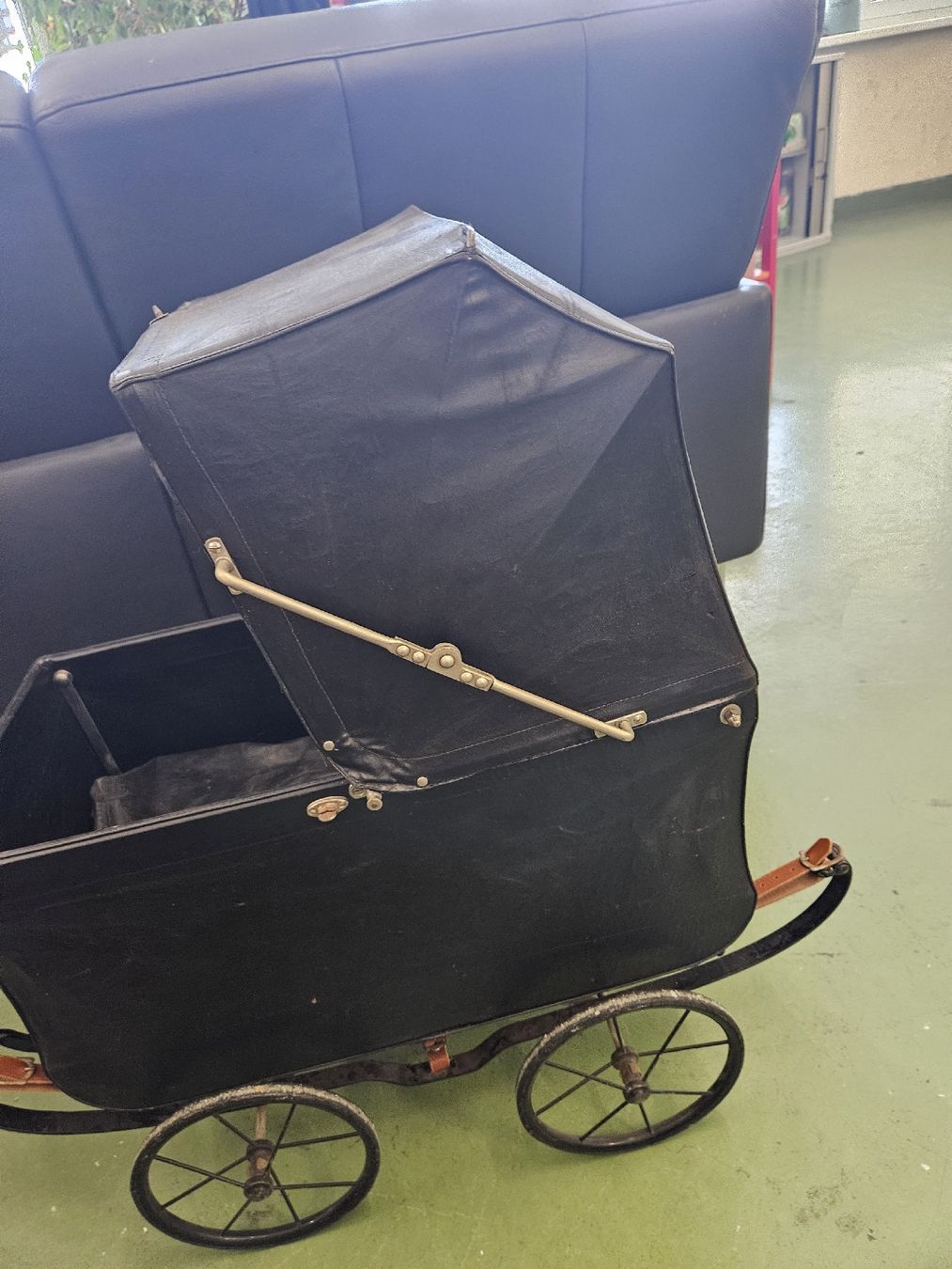 Puppenwagen: Antiker Puppenwagen  – Gebraucht aus Pratteln von Cartonsducoeur_bl 7