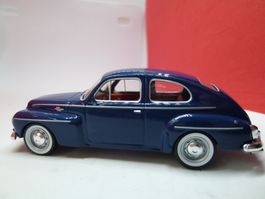 Volvo PV544 - schön in blau - von IXO - ohne Rückspiegel ???