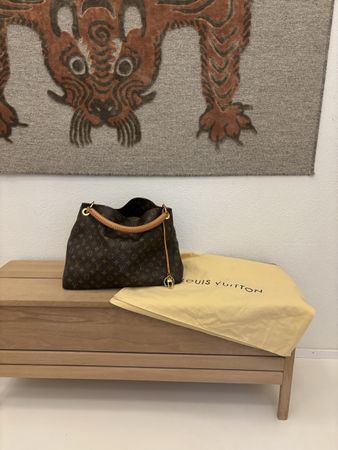 Louis Vuitton Artsy Monogram Canvas