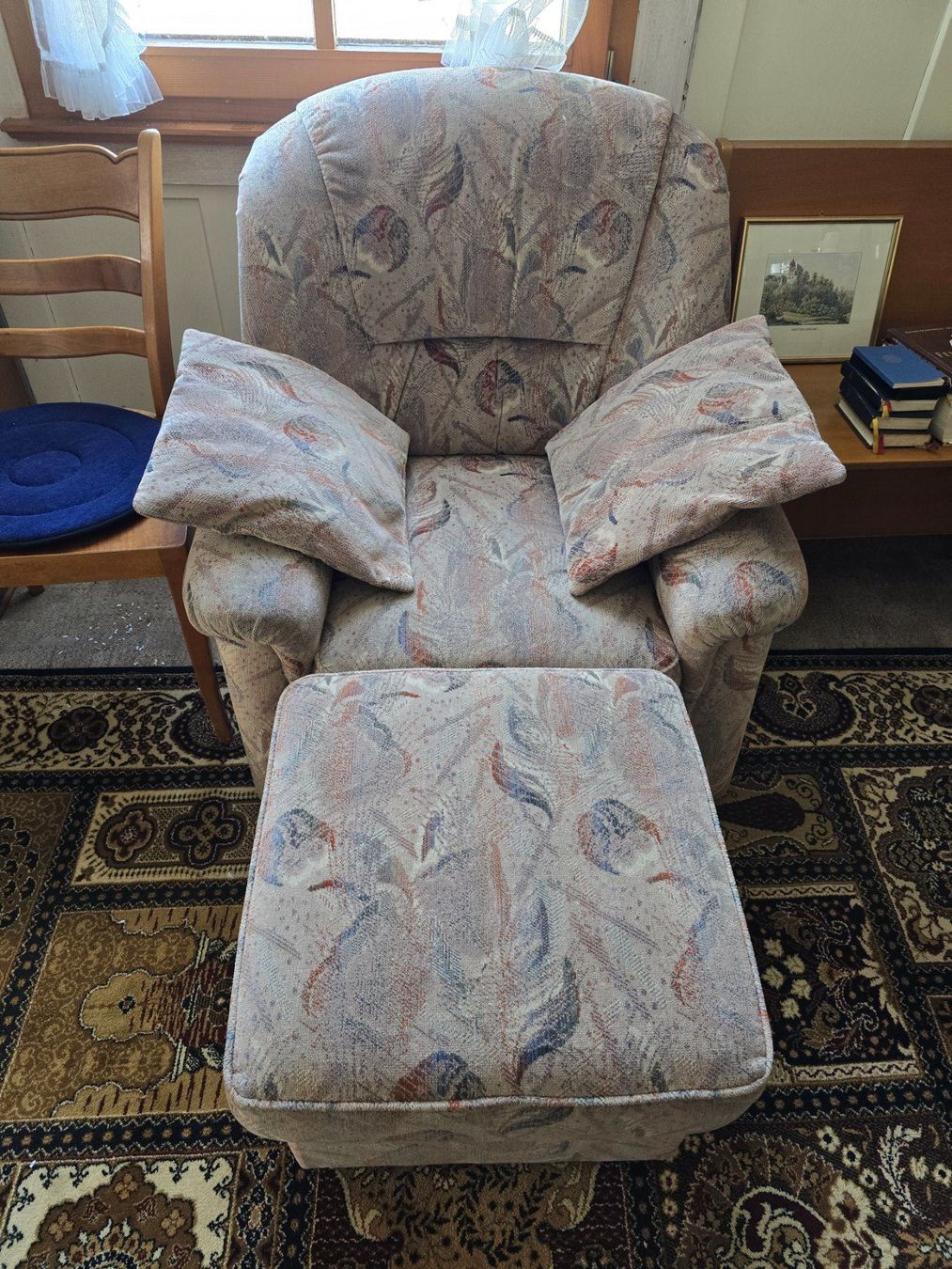 Poltrone: Sessel mit Hocker gemustert guter Zustand – Usato da Rorschacherberg venduto da Scharfeegge