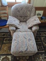 Sessel mit Hocker gemustert guter Zustand