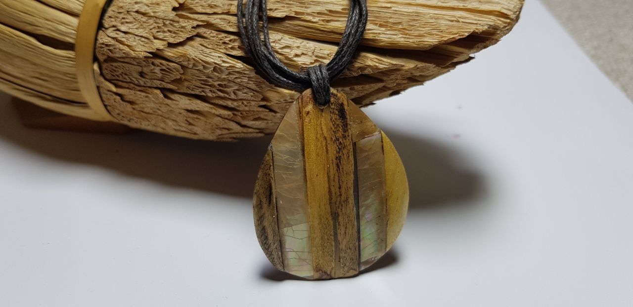 Ketten: Collier avec pendantif nacre et bois de Bijou Nile – Gebraucht aus Montreux von Art_et_antiquites 2