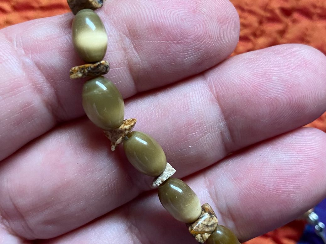 Catenine: Collier avec perles vert olive – Usato da Clarens venduto da OptitesJoliesChoses 1