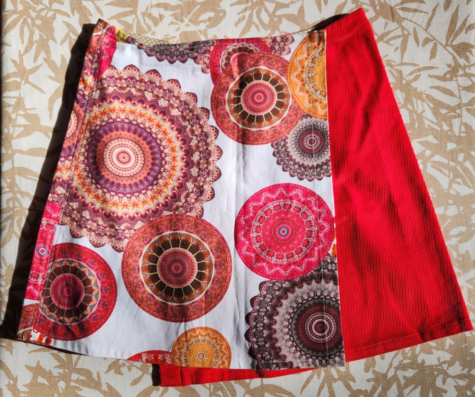 Gonne: Jupe originale et colorée - Taille M - État impeccable! – Nuovo (secondo la descrizione) da Neuchâtel venduto da Virg30