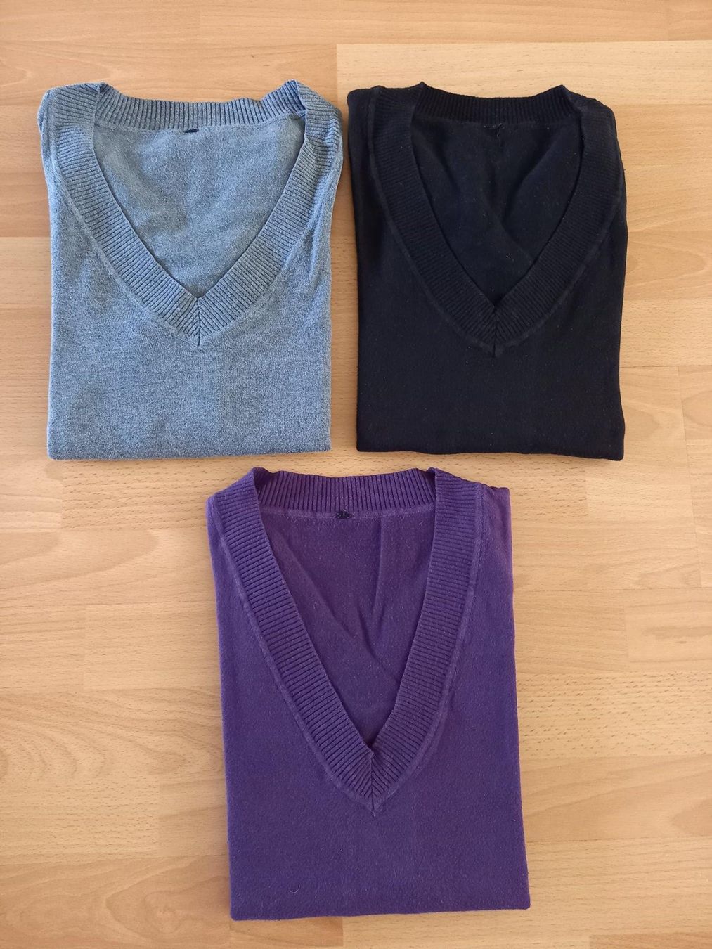 Pullover & Sweatshirts: 3er-Set Damenpullover mit V-Ausschnitt, ca. Gr. M – Gebraucht aus Obernau von Corolli