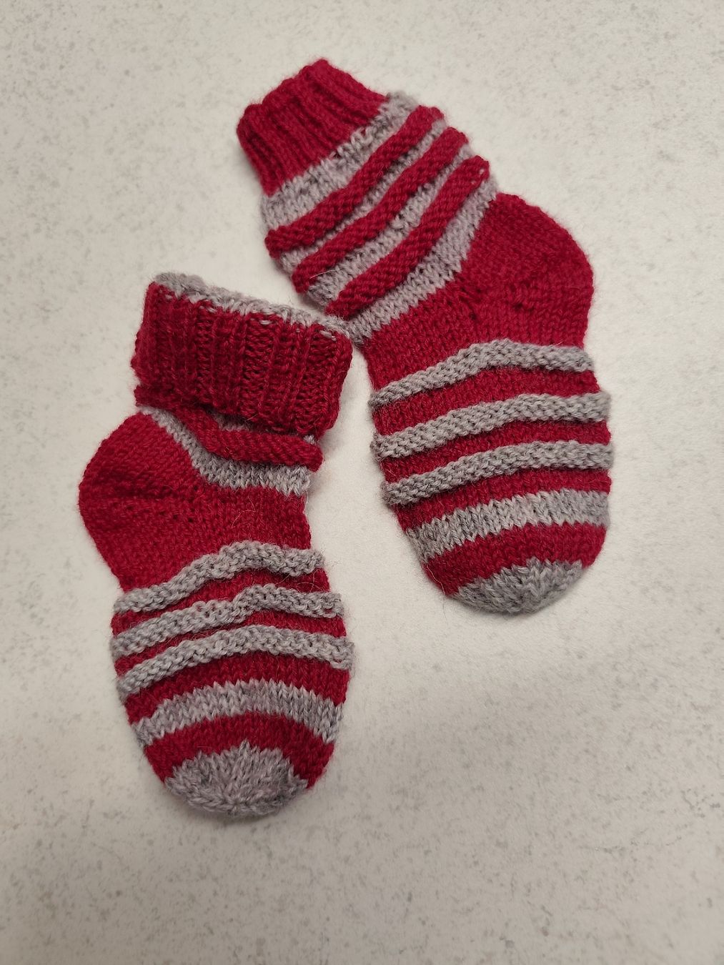 Calze per bambini: Handgestrickte Mitwachssöckli – Nuovo e nell'imballaggio originale da Glarus venduto da Tutticolori55 1