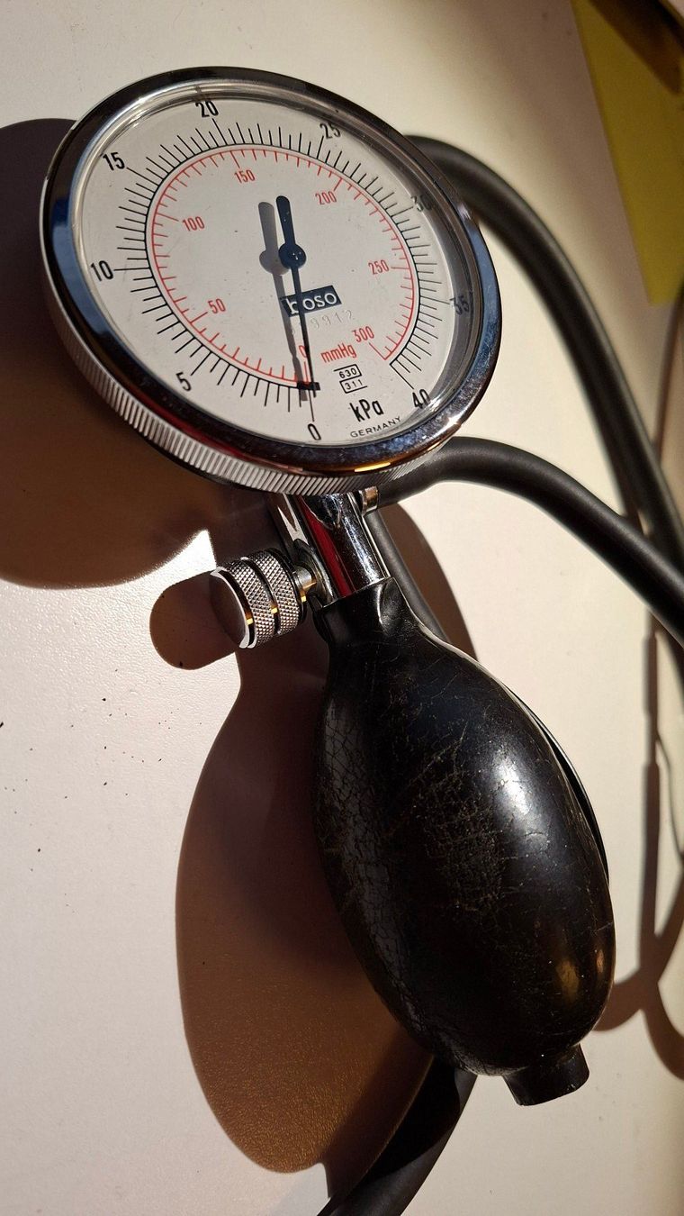 Attrezzature mediche: Blutdruckmessgerät mit Stethoskop, antik – Difettoso da Weiningen ZH venduto da Annakatharina 2