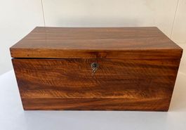 Antike Dokumentenbox / Schatulle aus massivem Nussbaumholz
