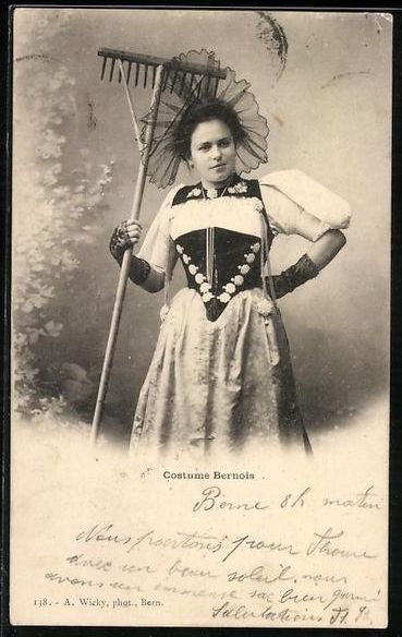 Cartes postales: AK Junge Bernerin in Tracht mit Rechen – D'occasion à Berlin par bartko-reher
