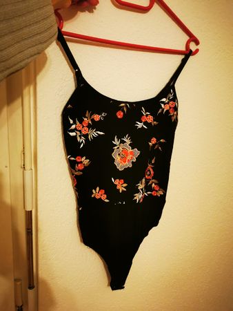 Schöner New Look Body mit Blumenmuster, Grösse 38