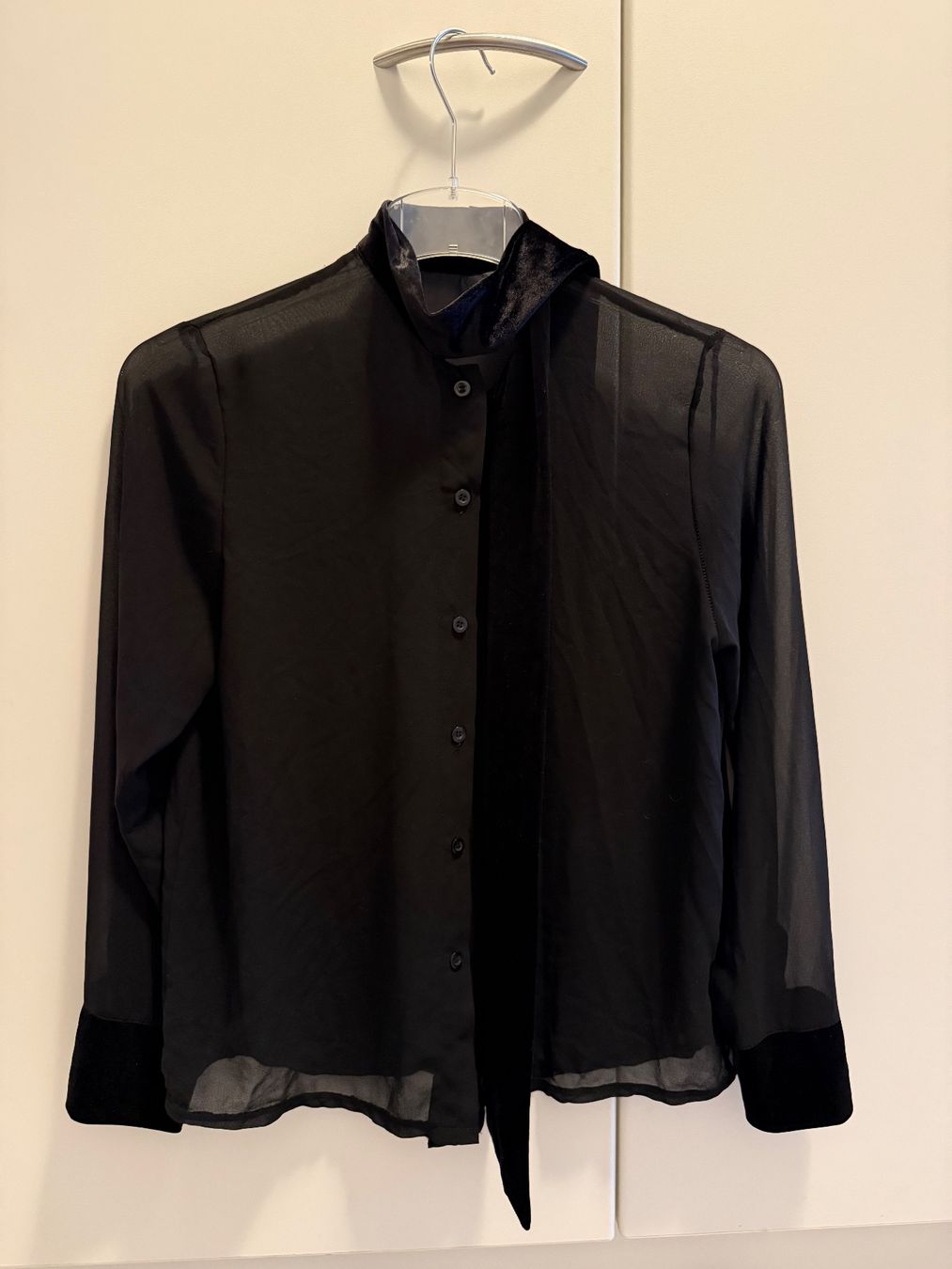 Mango Blusen: Mango Schwarze transparente Bluse mit Samtdetails – Gebraucht aus Zofingen von zac_spc2 5
