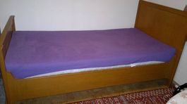 Einzelbett mit Nachttisch