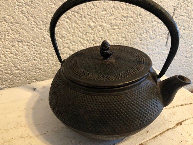 Teekannen: Ancienne théière en fonte – Gebraucht aus Chézard St Martin von schmitt