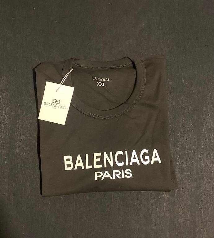 T-shirt: Balenciaga / T-Shirt – Nuovo e nell'imballaggio originale da Bern venduto da Nici2210