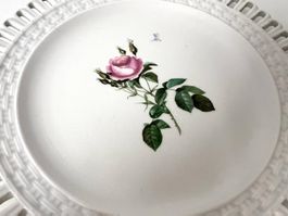 Durchbruchteller / Ajourgeschirr / Laceware mit Blumenmotiv