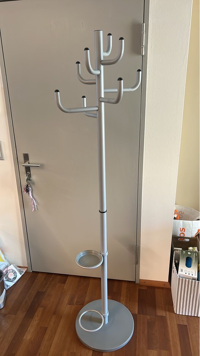 Sonstige Dekorationen & Accessoires: Garderobenständer Metall silber/grau – Gebraucht aus Wald ZH von Peedeb