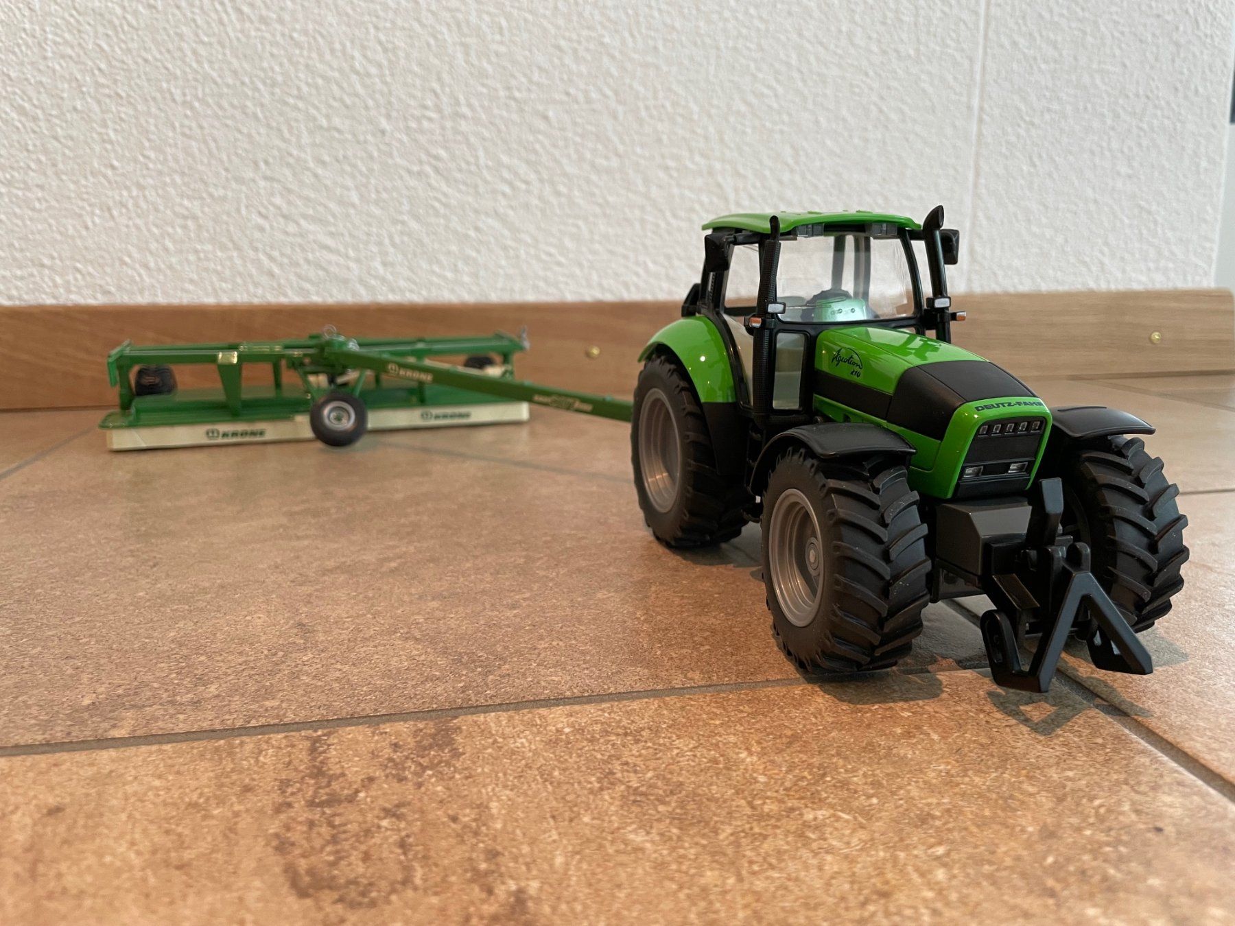 Deutz Trattori: SIKU Deutz Agrotron 210 mit Krone Mähwerk – Nuovo e nell'imballaggio originale da Kreuzlingen venduto da Stefan1150 1
