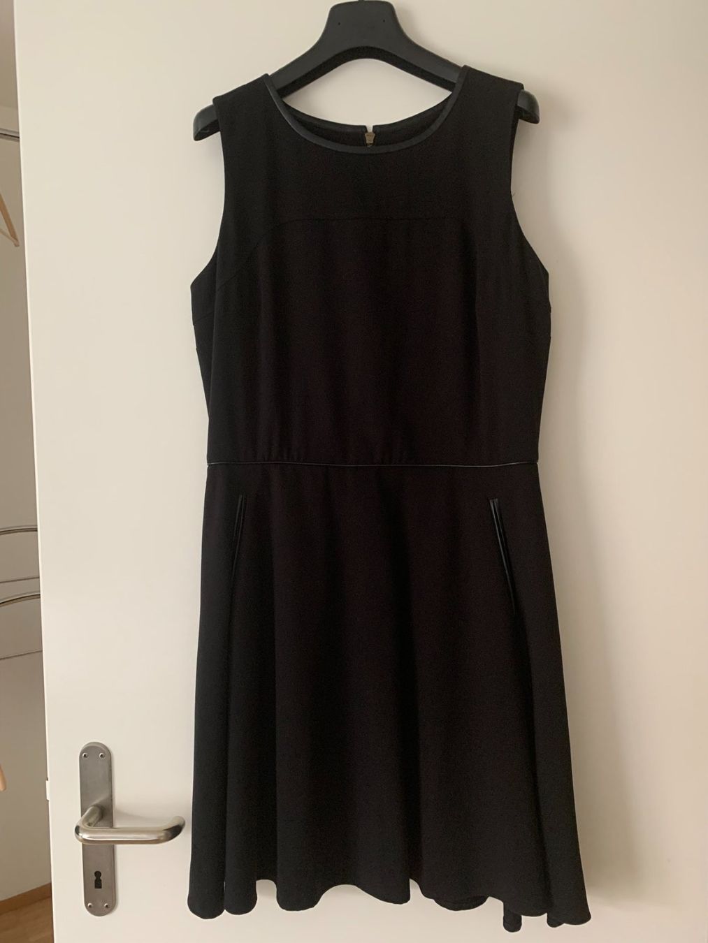 Kleider: Schwarzes Kleid Grösse 8 - Marke Loft – Gebraucht aus Dänikon ZH von Smiline