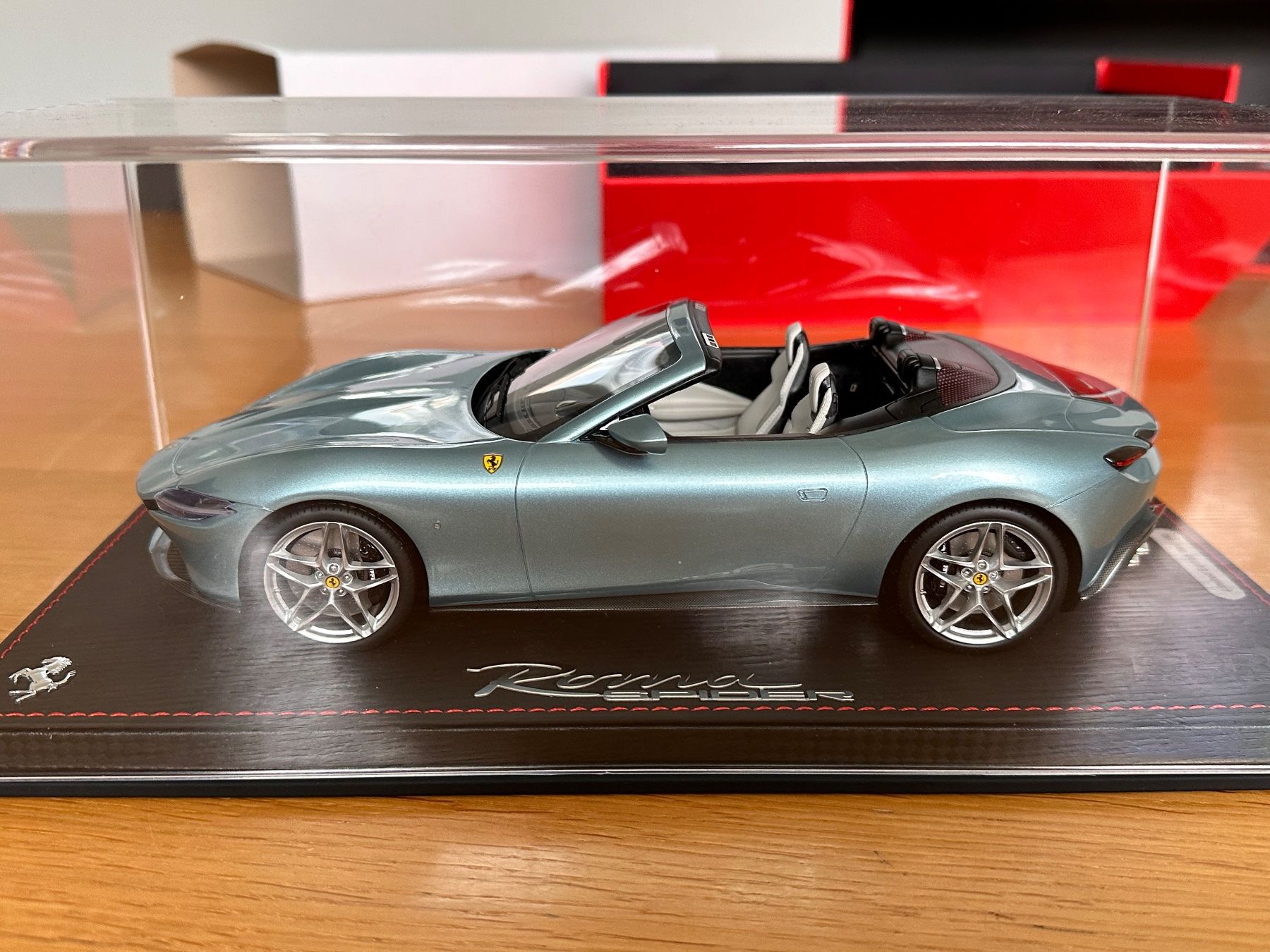 Ferrari Modellautos: Ferrari Roma Spider Celeste Tevere 1/18 – Neu und originalverpackt aus Stein AR von Krabbe2 4