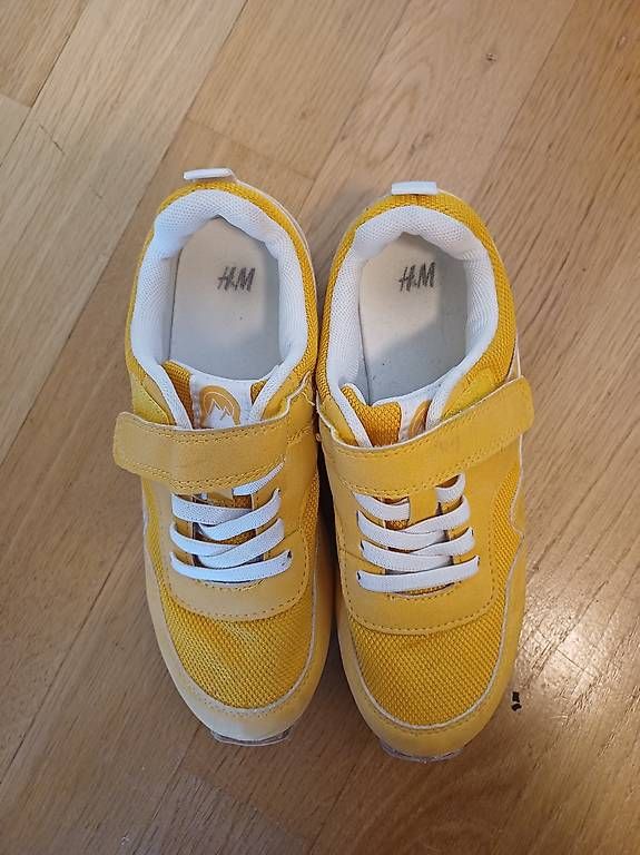 Scarpe per ragazze: Turnschuhe gr 33 – Usato da Sisseln AG venduto da JanaSK
