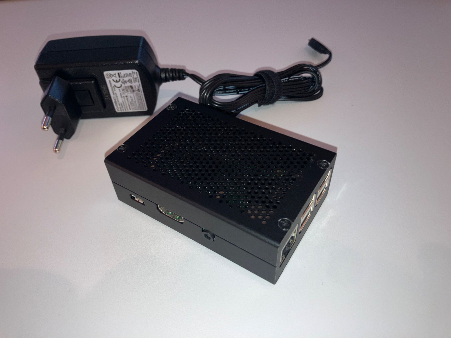 Raspberry Pi PCs: Raspberry Pi 3 Model B in robustem Alugehäuse – D'occasion à Dübendorf par SwissAirforceDUB