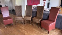 Gruppe von Esszimmerstühlen. Rattan und Glattleder