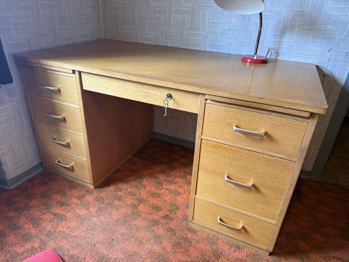Schreibtische: Büro-Schreibtisch Holz mit Schubladen – Gebraucht aus Bern von focusracer01 1