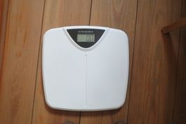 Personenwaage weiss Migros max 150kg  guter Zustand
