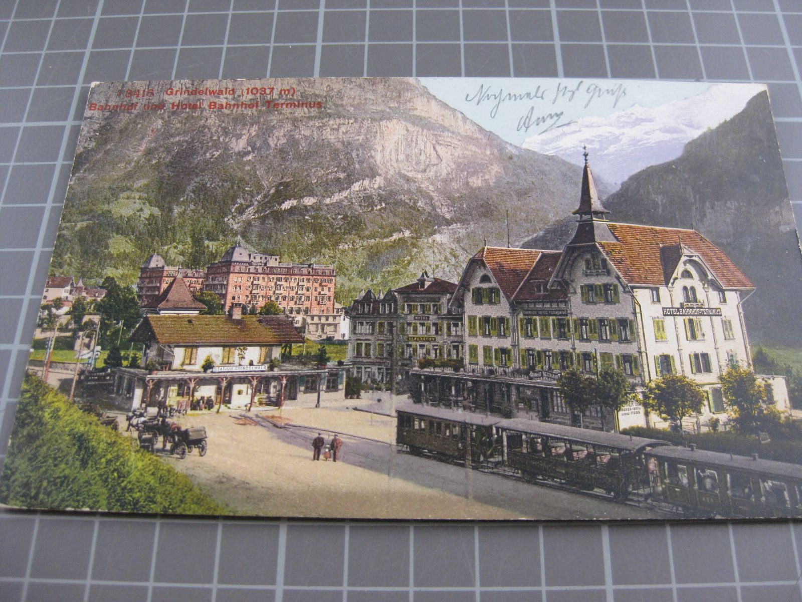 Cartoline postali: AK Grindelwald mit Bahnhof und Zug  – Usato da Malters venduto da Marosko