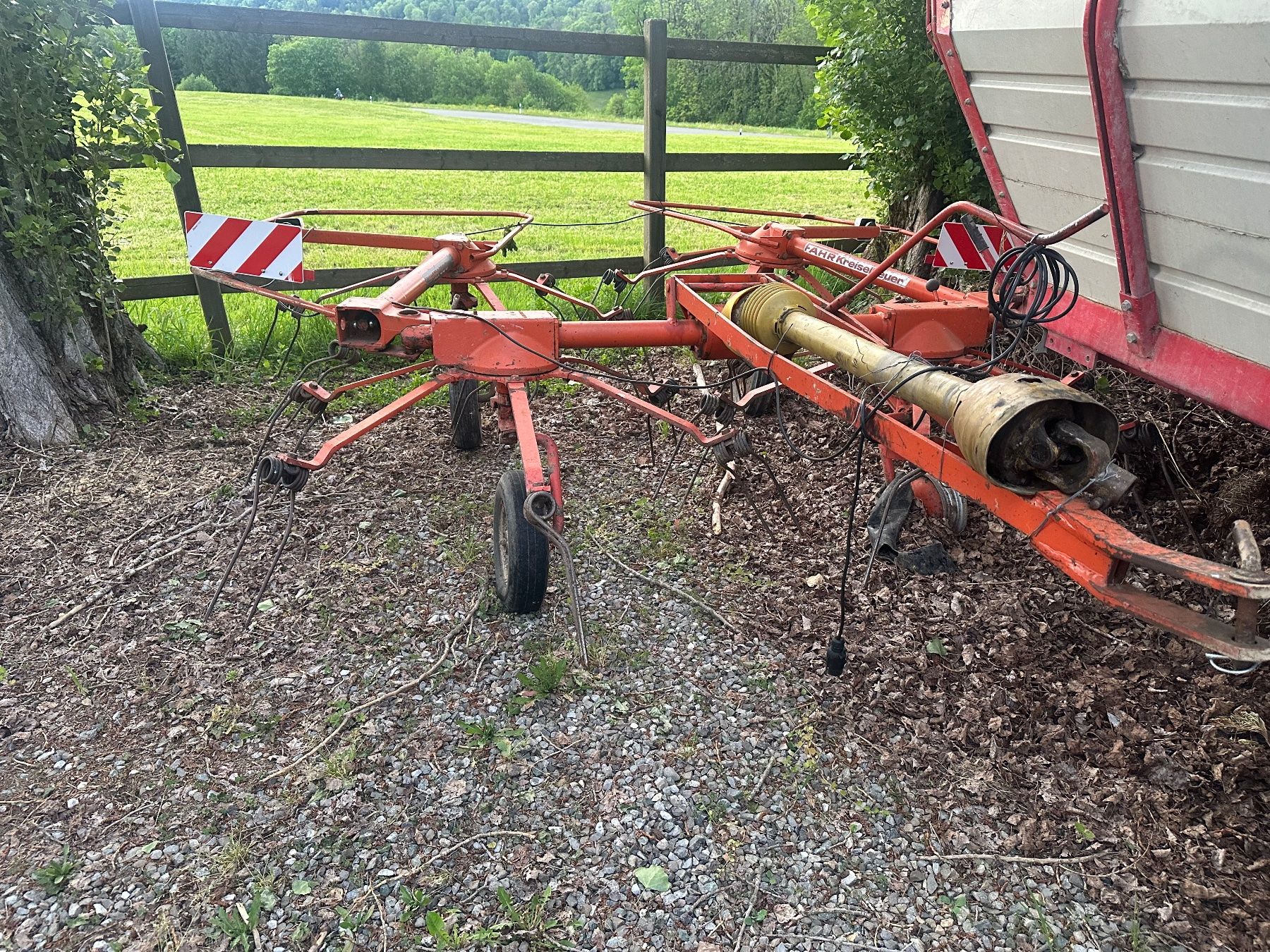 Deutz Raccolta foraggio grezzo: FAHR Kreiselheuer – Usato da Schweizersholz venduto da and_r5gv 1