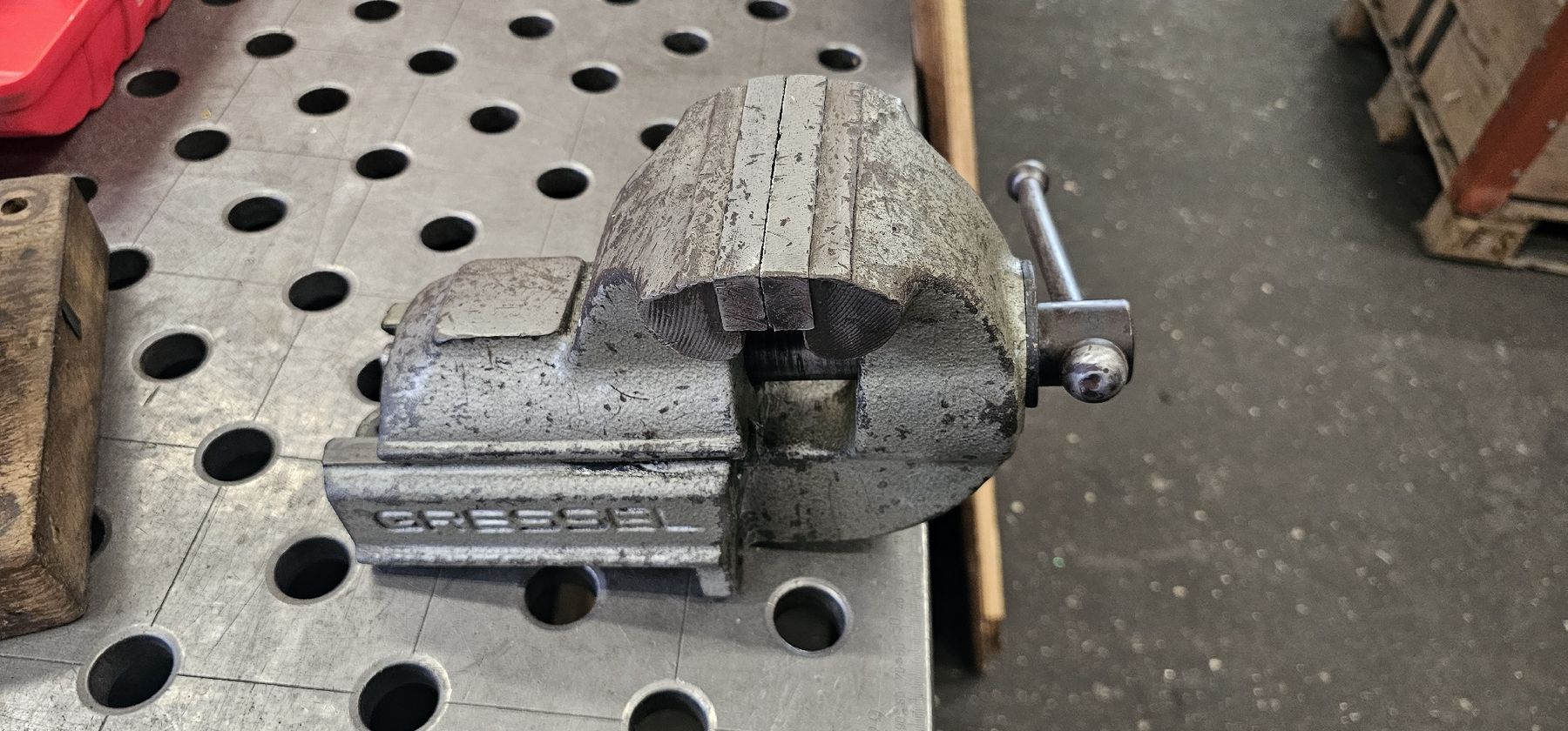 Gressel Tutti gli attrezzi: Gressel Schraubstock 100mm Backenbreite  – Usato da Emmenbrücke venduto da inf_l8yf 3