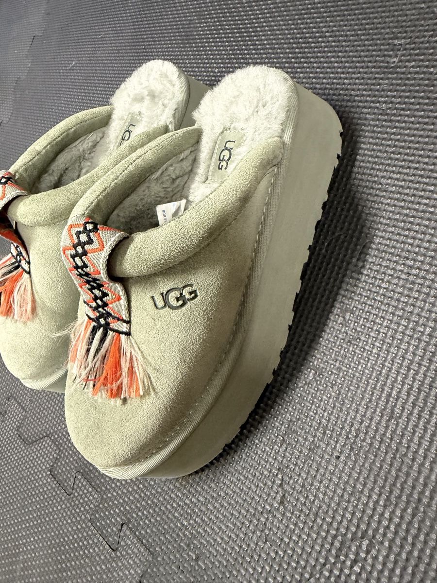 Ugg Chaussures femmes: Ugg Hausschuhe Damen Grösse 36 neu – Neuf (Voir description) à Kilchberg ZH par Nickinacki79 1