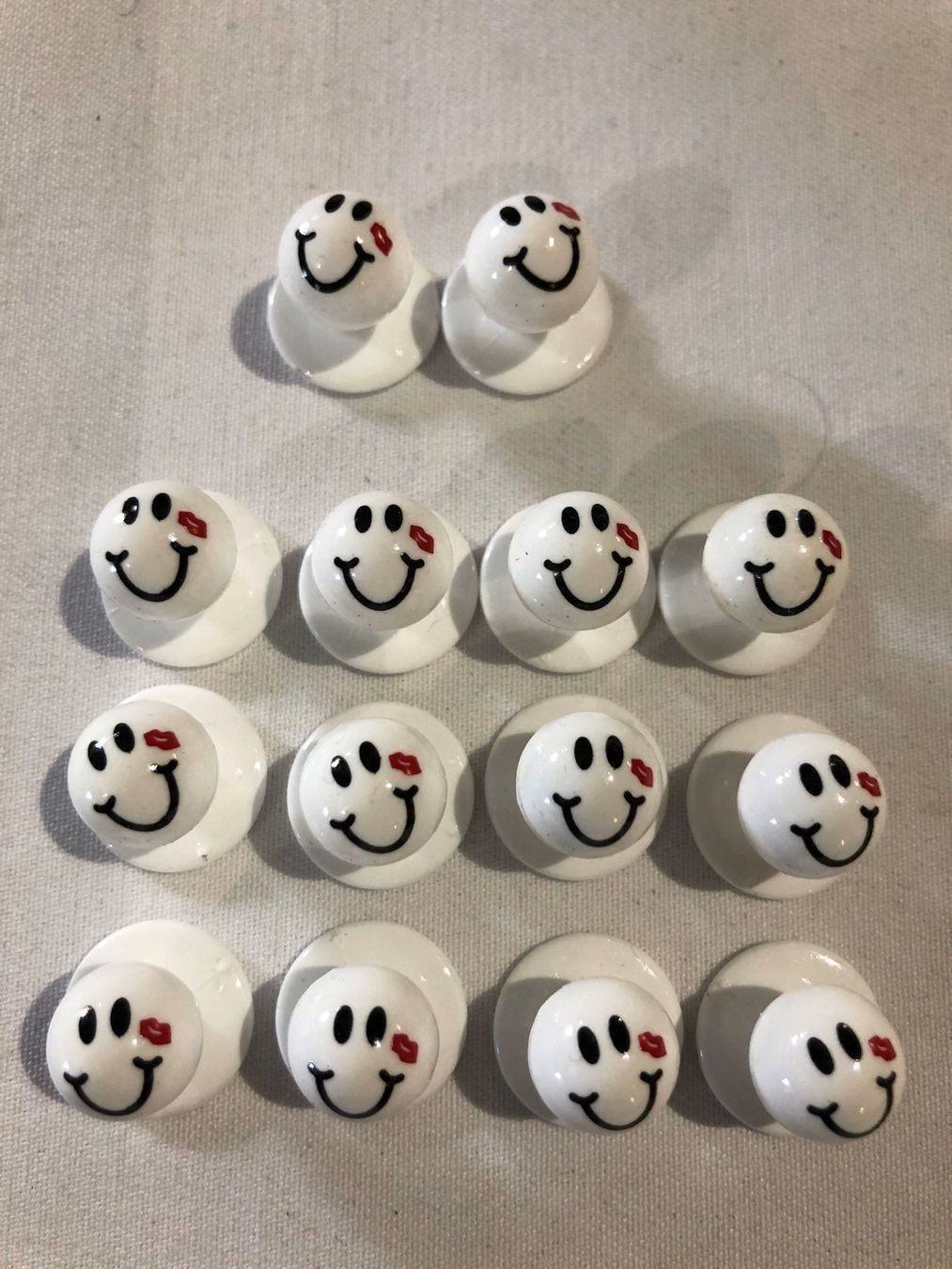 Elettrodomestici da cucina: 14er Satz Steckknöpfe Smiley mit Kuss – Nuovo e nell'imballaggio originale da Gossau SG venduto da Sombat 1