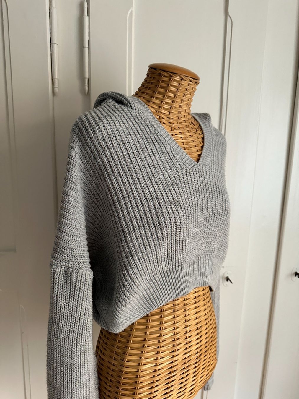 Urban Outfitters Pullover & Sweatshirts: URBAN OUTFITTERS - cropped Strickpullover hellgrau M – Gebraucht aus Zürich von Diazaio 1